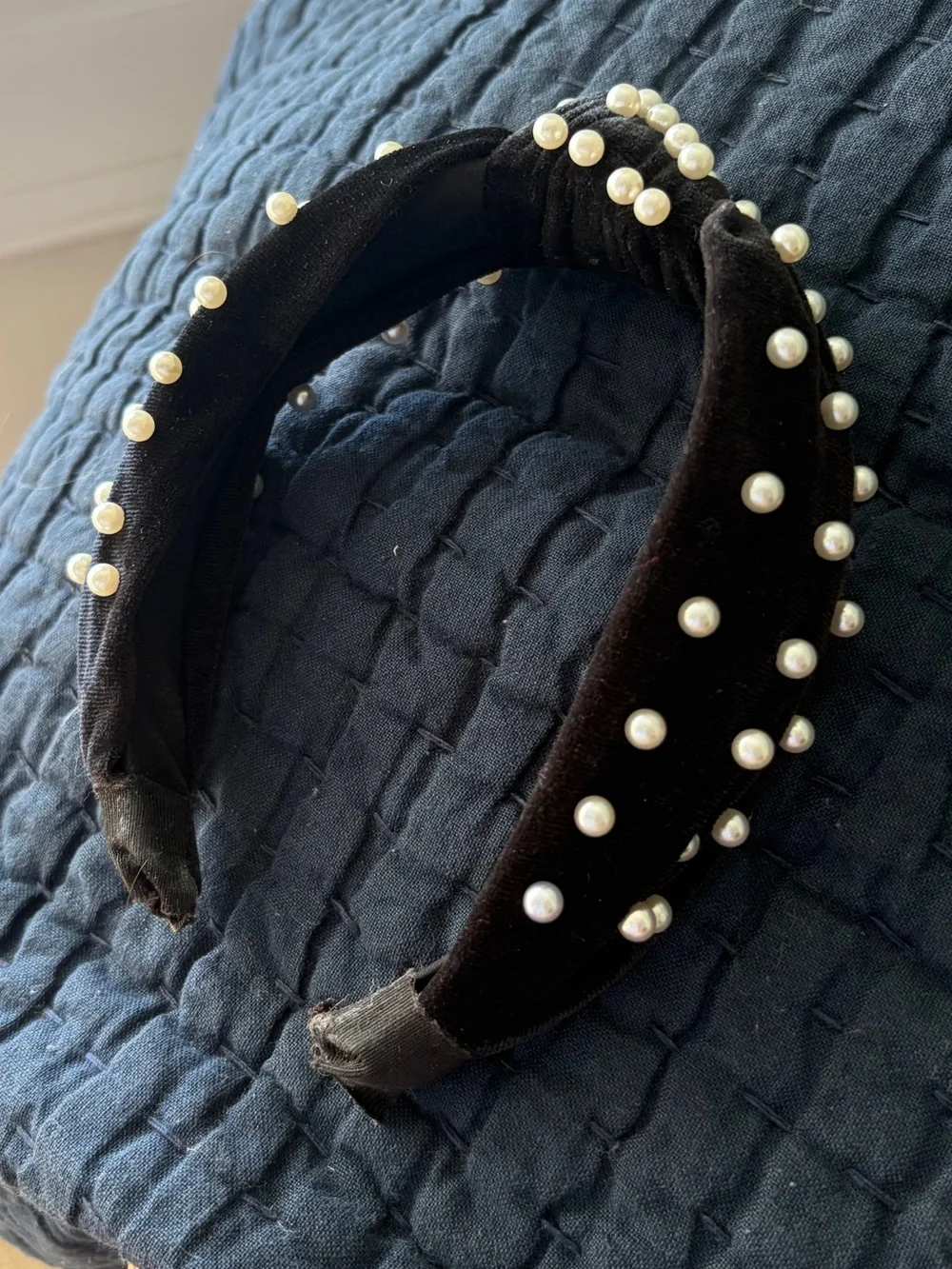Pearl-Embellished Velvet Knot Headband - Black